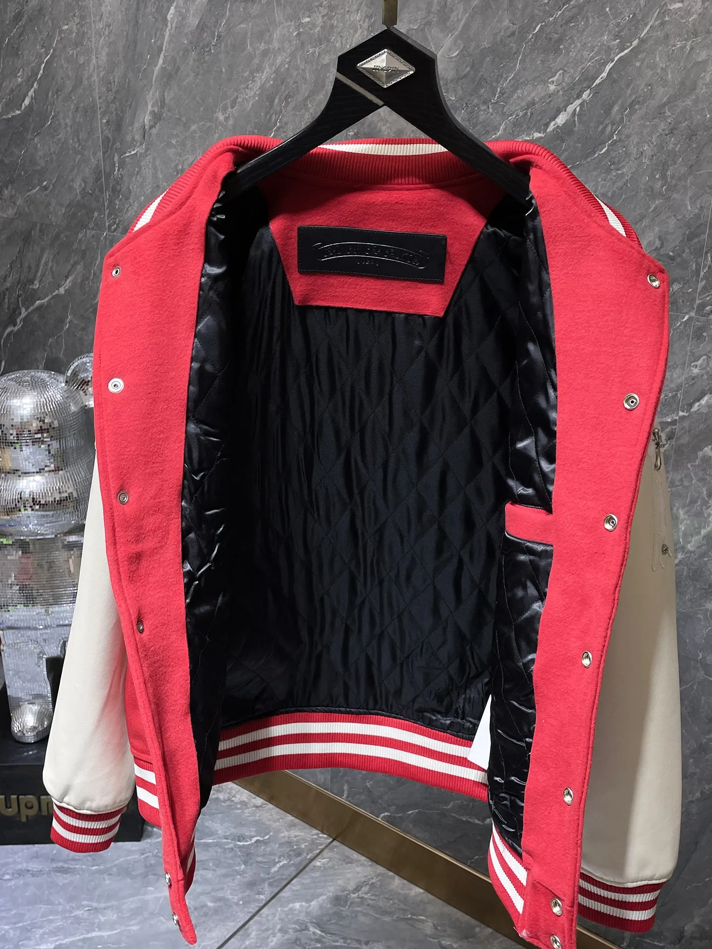 P436 Chrome Hearts 🍁Winter clothing is here🍁 Sanskrit cross woolen leather sleeves spliced ​​with baseball embroidery cotton clothes, heavy embroidery ➕ special craftsmanship for double sleeve splicing, counter synchronization, heavy industry! ! Customized version of thickened woolen fabric, silk lining, customized version of hardware, not the ordinary version on the market! ! 🌈Recommended colors: black red 🌈Code numbers: S, M, L, XL